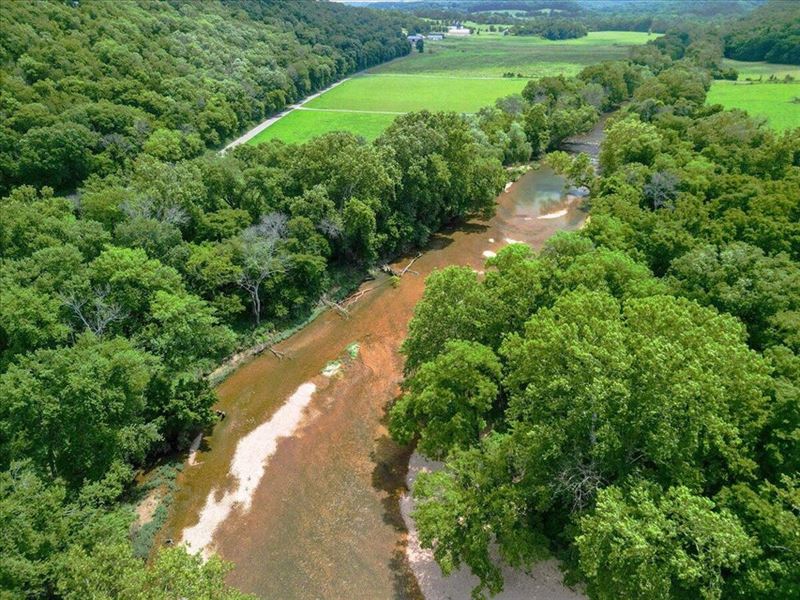 Stunning Home in Riverfork Estates : Nixa : Stone County : Missouri