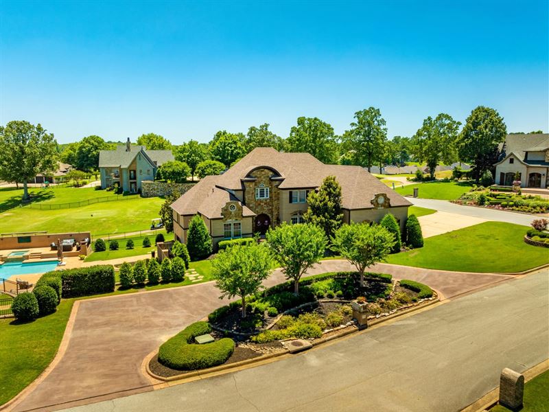 7,900 Sq Ft Under Roof, Pool : Jonesboro : Craighead County : Arkansas