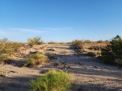 Spitting Distance to I-40 : Yucca : Mohave County : Arizona