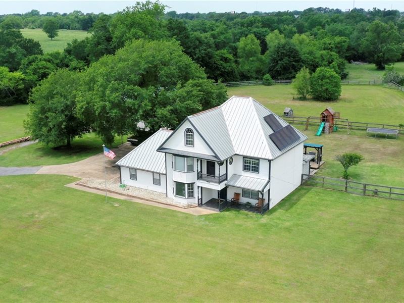 Modern Farmhouse Charm : Madisonville : Madison County : Texas