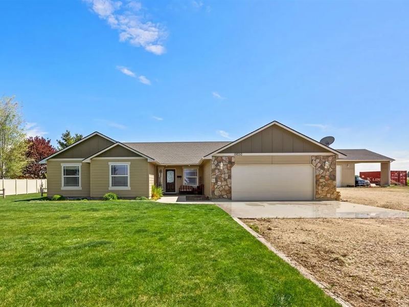 2.64 Acres with 2 Homes in Canyon : Caldwell : Canyon County : Idaho