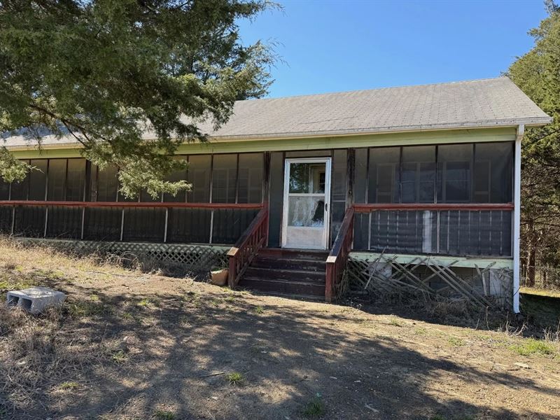 Home in Oktibbeha County At 1251 He : Starkville : Oktibbeha County : Mississippi