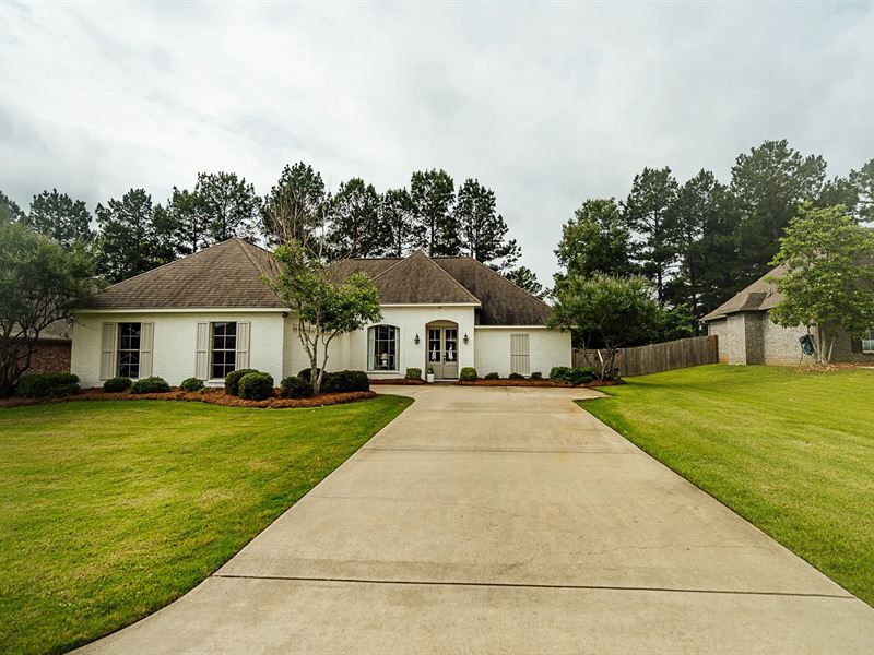 Beautifully Maintained Home in Madi : Madison : Madison County : Mississippi