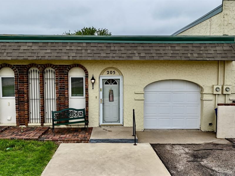 205 Castillian Blvd : Hays : Ellis County : Kansas