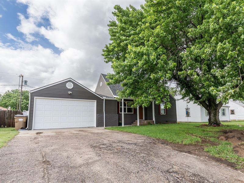 461 W 9th St, Hoisington, KS : Hoisington : Barton County : Kansas