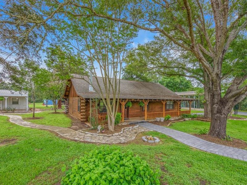 Rustic Feel Log Home Awaits : Bryan : Brazos County : Texas