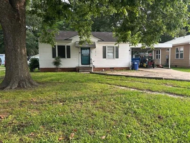 Home in Bolivar County At 504 Yale : Cleveland : Bolivar County : Mississippi