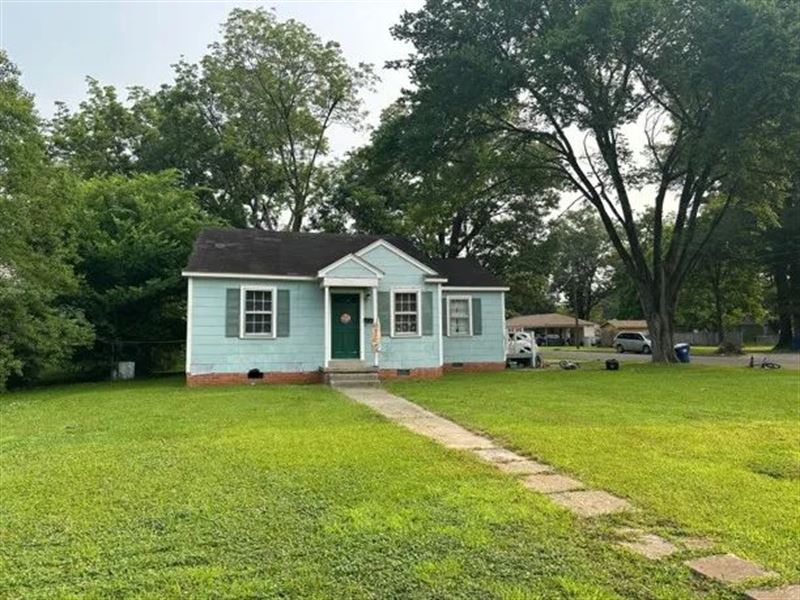 Home in Bolivar County At 800 Deeri : Cleveland : Bolivar County : Mississippi