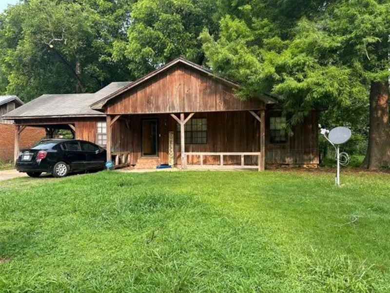 Home in Bolivar County At 602 S. Ba : Cleveland : Bolivar County : Mississippi