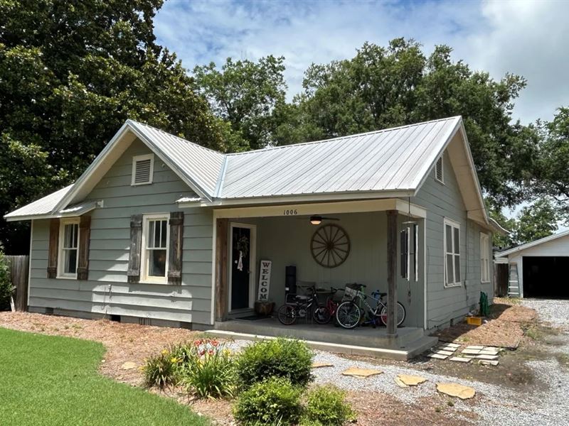 Home in Bolivar County At 1006 Lama : Cleveland : Bolivar County : Mississippi