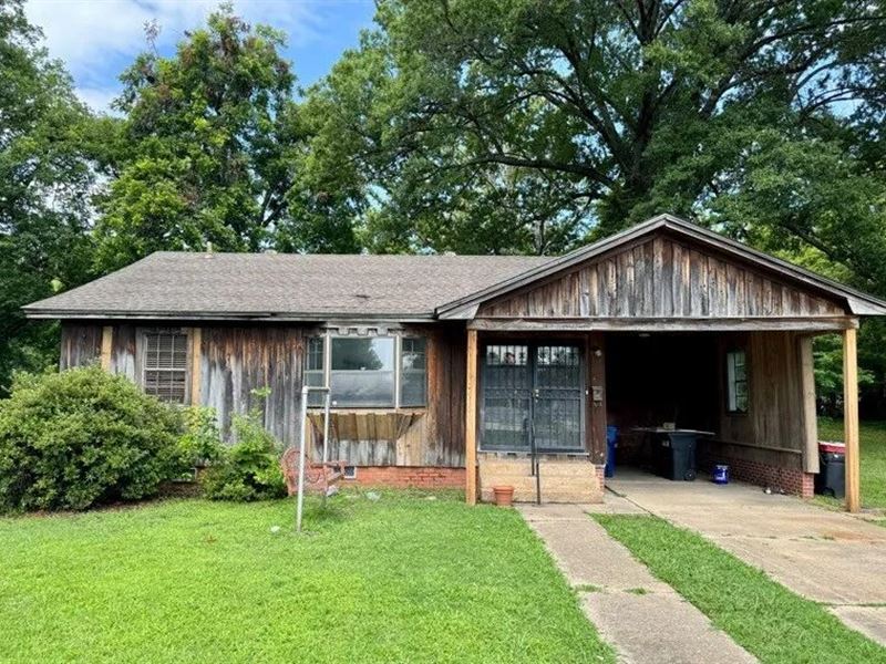Home in Bolivar County At 221 N Thi : Cleveland : Bolivar County : Mississippi