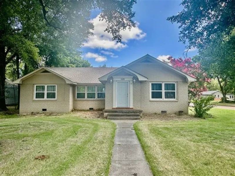 Home in Bolivar County At 609 S. Fi : Cleveland : Bolivar County : Mississippi