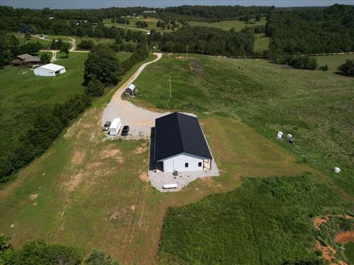 Modern Barndominium on 5 Acres : West Plains : Howell County : Missouri