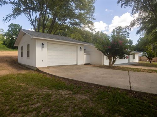 A Home on 1.1 Acres in Tallahatchie : Charleston : Tallahatchie County : Mississippi