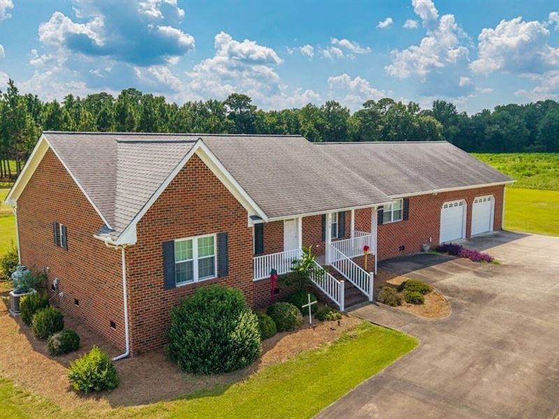 Spacious Brick Ranch on 4.12 Acres : Beulaville : Duplin County : North Carolina