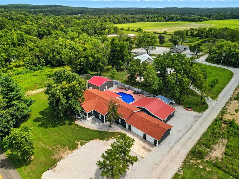 Ranch Style, Pool, Guest House : Willow Springs : Howell County : Missouri