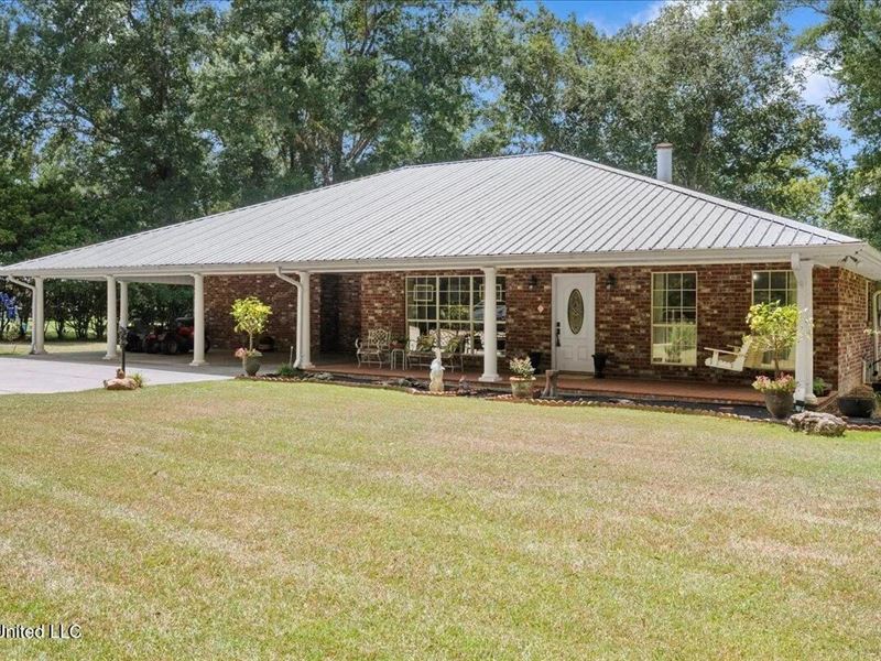 Waterfront Home for Sale On The Bog : Tylertown : Walthall County : Mississippi