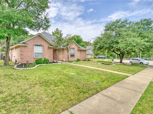 Modern Comfort Meets Charm : College Station : Brazos County : Texas