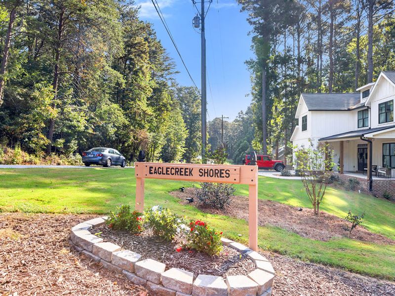 Quiet Lakeside Cove Street : Cumming : Forsyth County : Georgia
