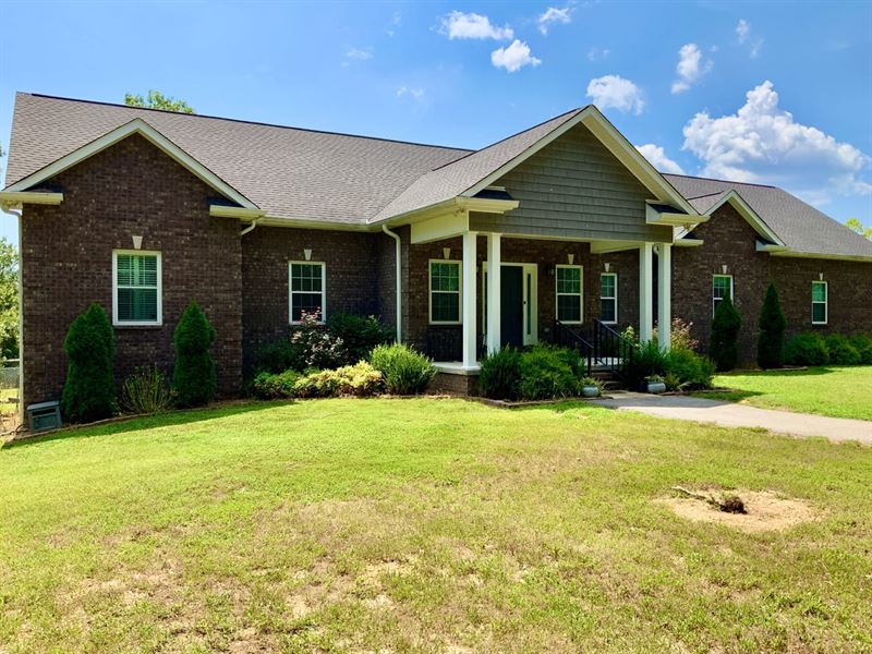 Beautiful Brick Home with Large Mor : Nunnelly : Hickman County : Tennessee