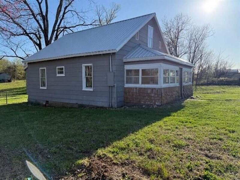 .81 Acres, 3 Bed/1 Bath Chain Link : Pomona : Howell County : Missouri
