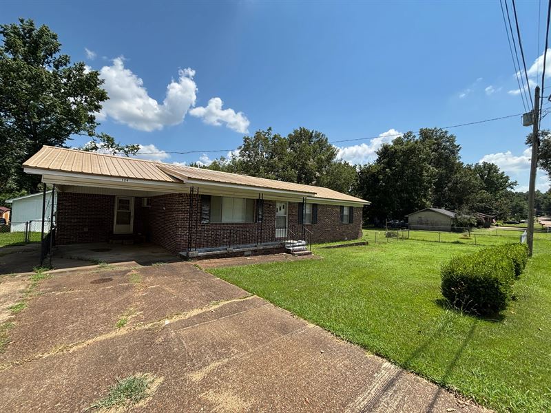 Home On Spacious.48 Acre : Senatobia : Tate County : Mississippi