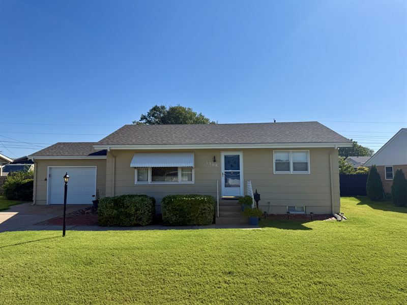 1308 Douglas Dr : Hays : Ellis County : Kansas