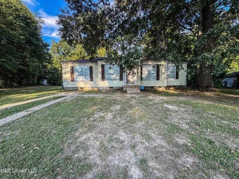 801 Eastwood Home On Large Corner : Natchez : Adams County : Mississippi