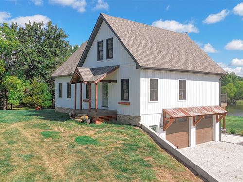 Beautiful Home on 5.75 Acres : Pittsfield : Pike County : Illinois