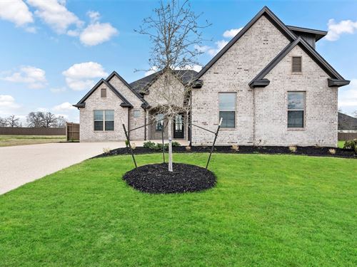 Elegant Living in a Gated Community : College Station : Brazos County : Texas