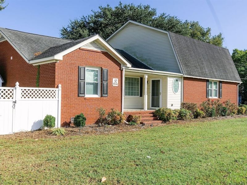 Spacious Brick Home On.11 Acre Cor : Beulaville : Duplin County : North Carolina