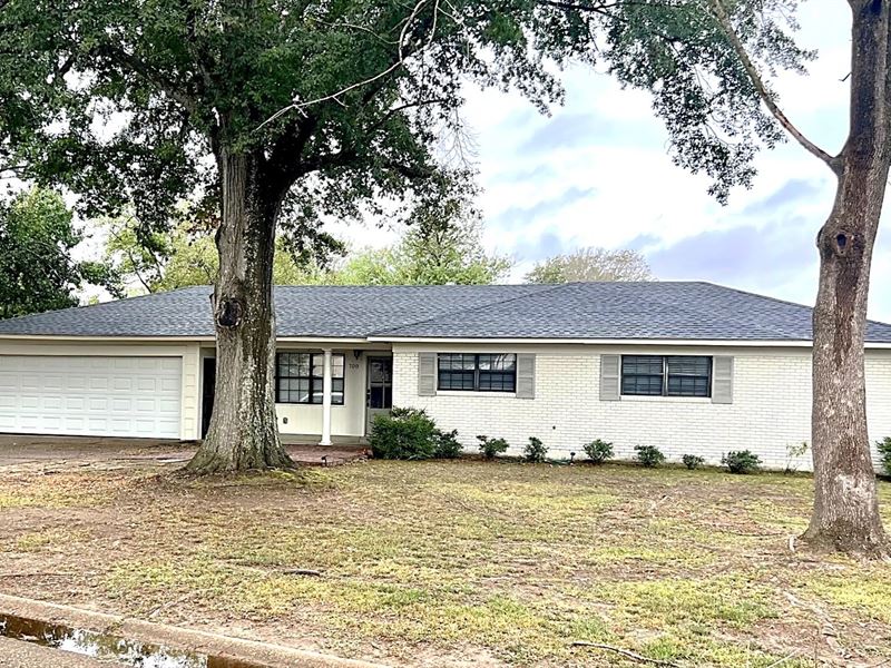 Home in Bolivar County At 700 Ninth : Cleveland : Bolivar County : Mississippi