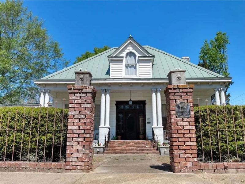 Home in Sunflower County At 407 Eas : Indianola : Sunflower County : Mississippi