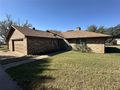 Spacious 4-Bed Brick Home on 1 Acre : Burleson : Tarrant County : Texas