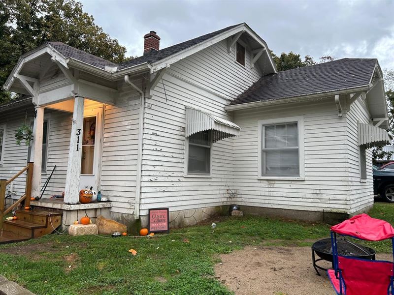 Spacious 3-Bed Home for Sale in Nev : Nevada : Vernon County : Missouri