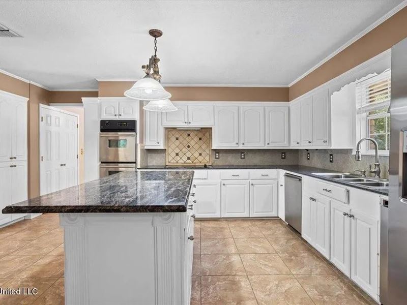 Executive Brick Home with Pool : McComb : Pike County : Mississippi