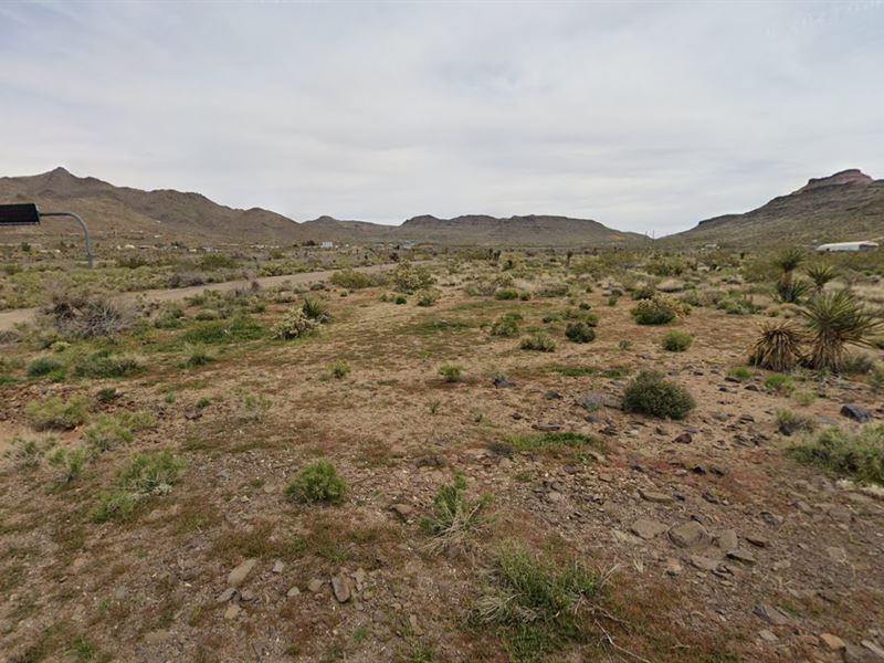 A Corner Lot Built for Vision : Golden Valley : Mohave County : Arizona