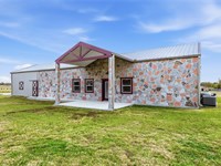 Modern Rustic Barndominium Retreat : North Zulch : Madison County : Texas