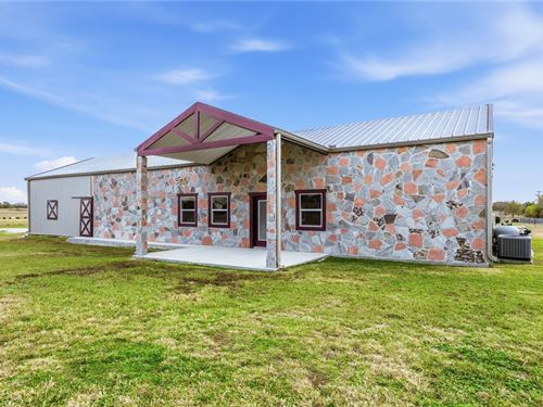 Modern Rustic Barndominium Retreat : North Zulch : Madison County : Texas