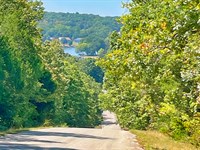 Crown Lake Just Steps Away : Horseshoe Bend : Izard County : Arkansas