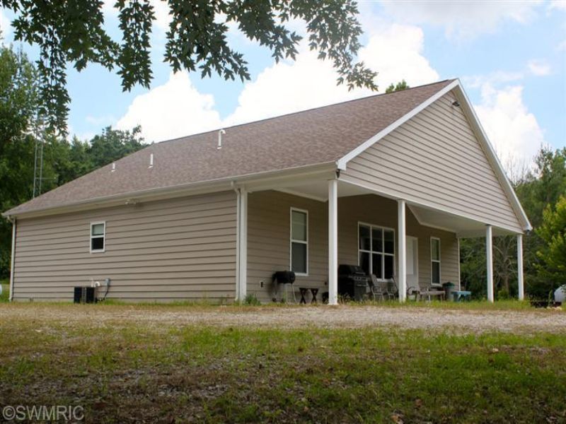 Newer Lodge in Hunting Paradise : Cassopolis : Cass County : Michigan