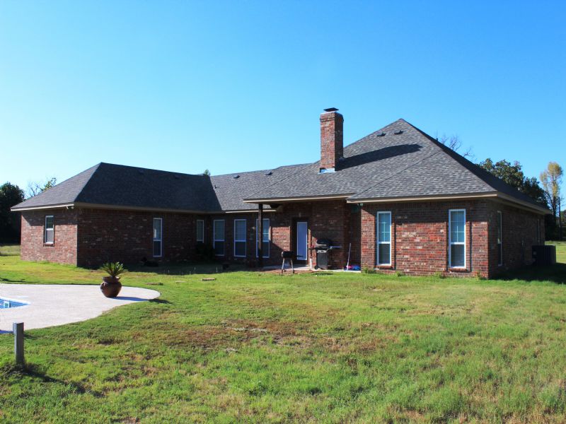 Country Home with Acreage : Blossom : Lamar County : Texas